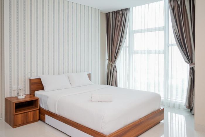 Chic and Strategic Studio Brooklyn Alam Sutera Apartment By Travelio