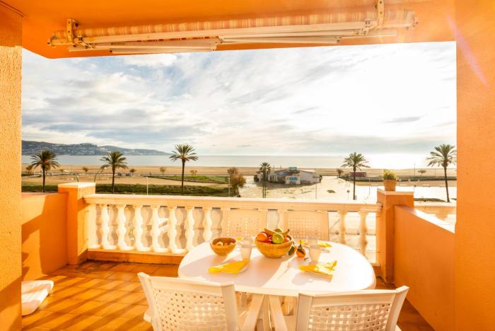 1003 Piso con vistas al mar Empuriabrava by homeselectspain