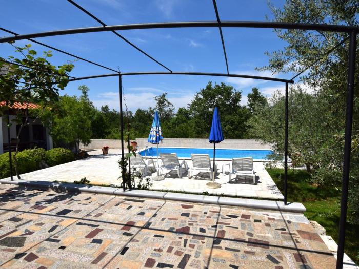 Charming Villa with Pool in Zbandaj