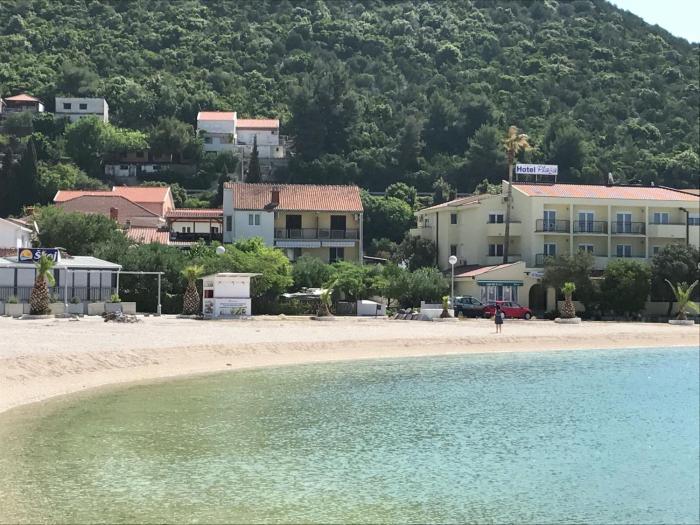 Spacious and modern apartment directly on the beach in Klek 70 km away from Dubrovnik