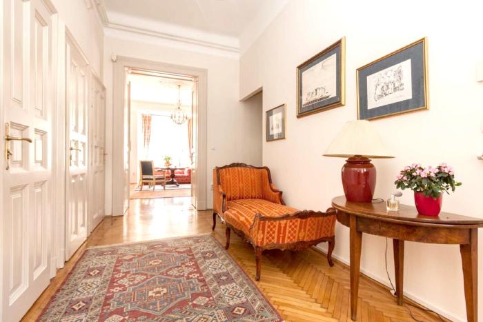 Spacious apartment in Budapest city centre with fireplace