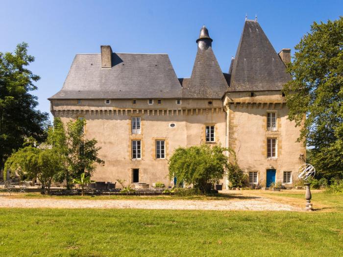 Heritage cottage in Chaleix with garden