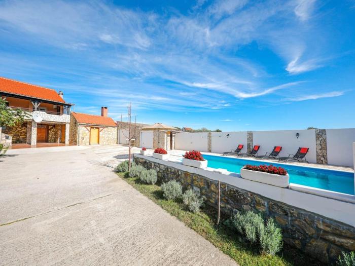 Charming Villa in Poli nik with Swimming Pool