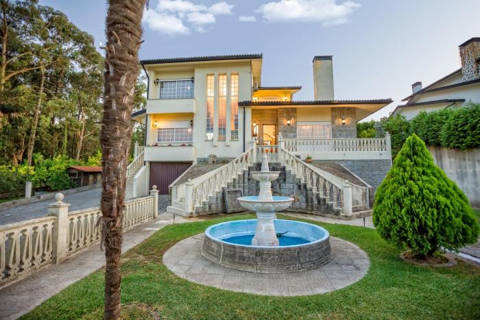 Majestic Manor in Valença with private pool