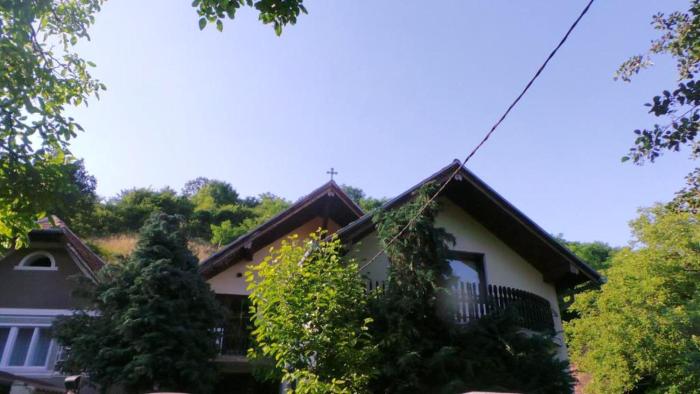 Spacious chalet in Sibiel with mountain and lake views + Jacuzzi