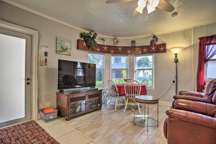 Sunny Hollywood Hideaway - 200 Feet to Beach!