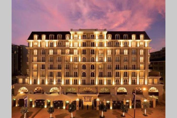 Cape Royale 1 Bedroom Luxury Apartments with Mountain View