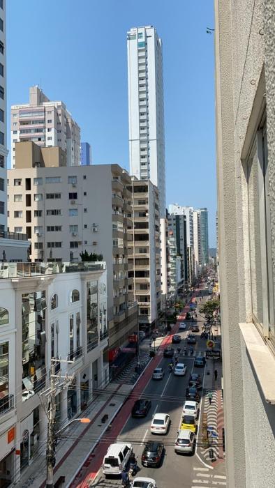 Ótimo Apto 2 quartos, Av. Brasil, de frente, quadra mar.