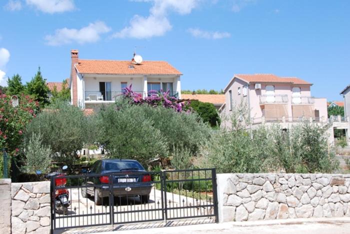 3 bedrooms apartement at Stari Grad 150 m away from the beach with enclosed garden and wifi