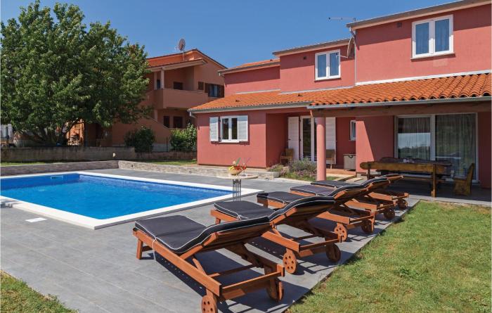 Nice Home In Fazana With 5 Bedrooms, Wifi And Outdoor Swimming Pool