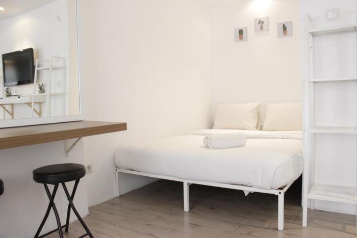 Modern Chic Studio Room at Grand Asia Afrika Apartment By Travelio