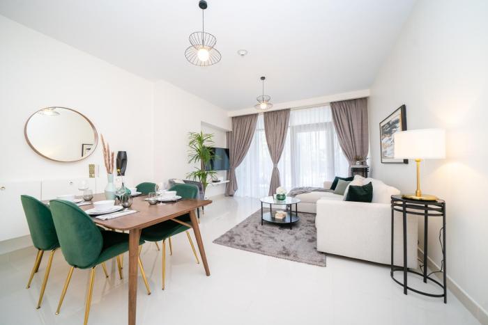 HiGuests - Chic Apt with Balcony and Pool near Burj Khalifa