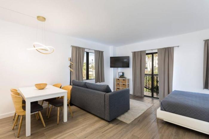 Modern Studio on I-Drive: parking + pool included