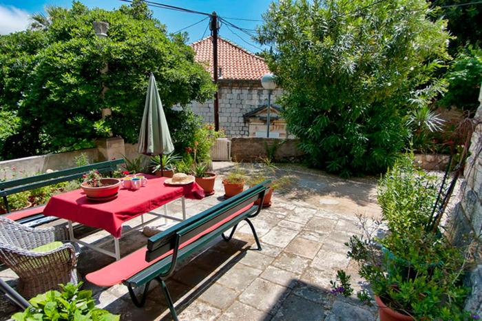 Apartment Gradac with garden next to beach and Old Town