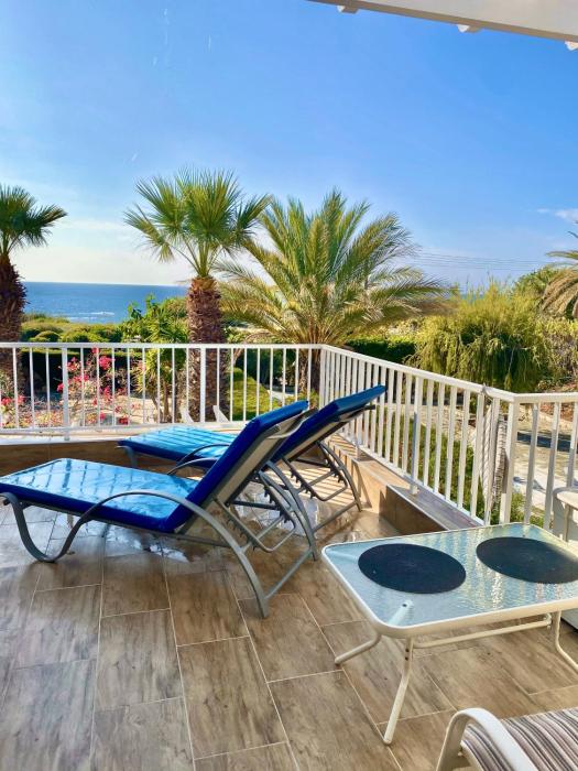 Coral Bay Modern Renovated apartment by the Sea