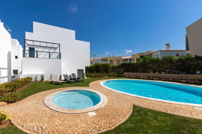 Luxury Townhouse with Pool in Alvor
