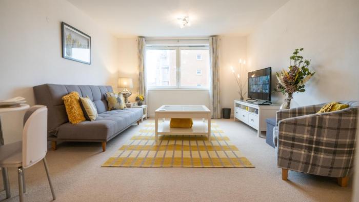 Hansen Court - Stylish Bay Apartment with Parking and River Views