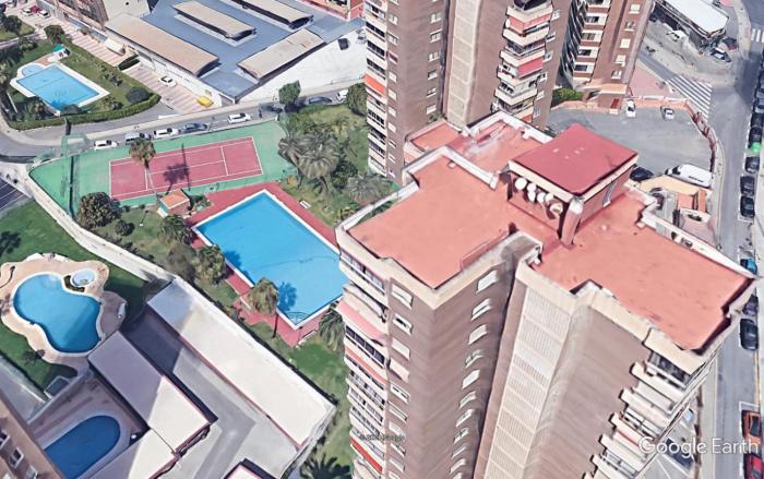 Apartamento Alteanos, centrico y confortable, soleado, con piscina y jardines, tenis, parking exterior comunitario, y la playa andando 10 min