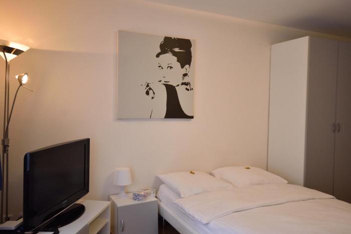 Executive Studio - Crown 12