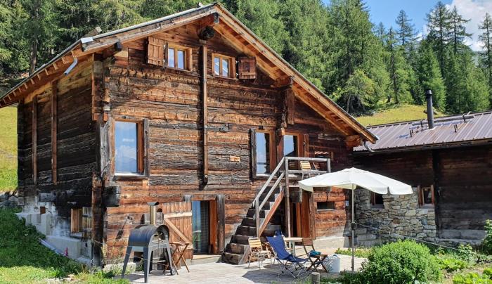 Chalet Biene - Swiss Alp Chalet with Sauna and Jacuzzi