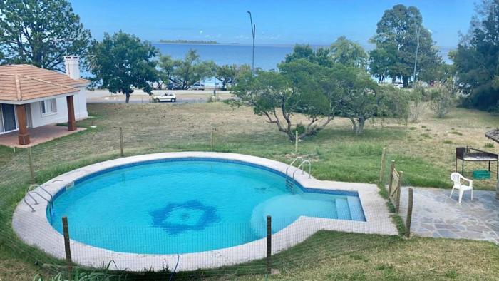 Apartamento con excelente ubicación y vista al Rio y hermosa piscina súper disfrutable