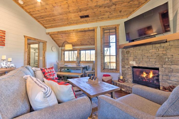 Pet-Friendly Cabin with Mtn Views in Chinquapin!