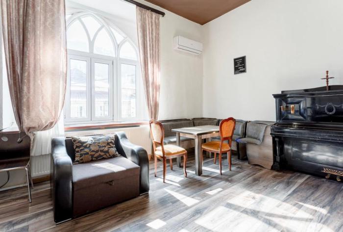 Central Location King Size Bed