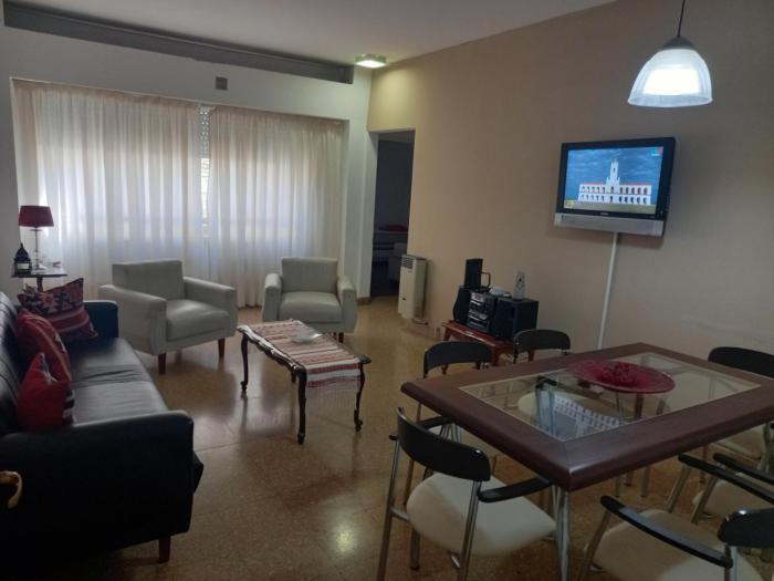 Departamento sobre principal calle PEATONAL plena zona Finaciera y Comercial