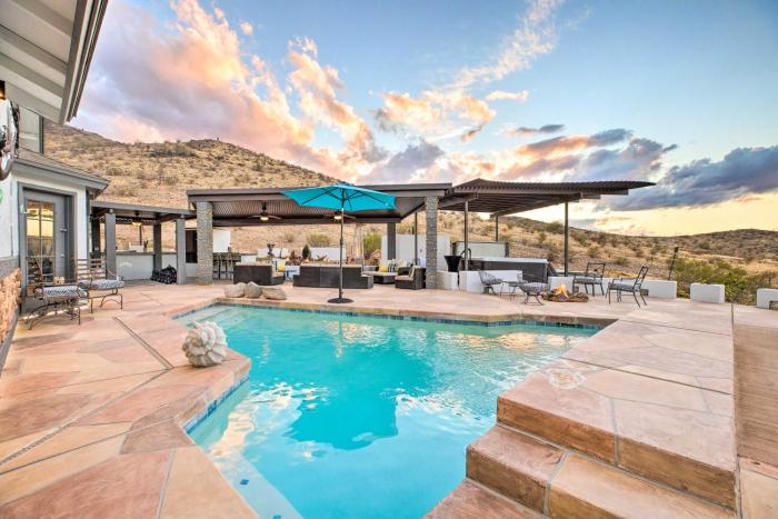 Casita 11 Mi to Dtwn: Pool, Spa, Hiking, Views