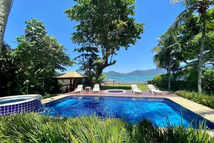 Magnífica casa pé na areia 4 suítes c ar e piscina