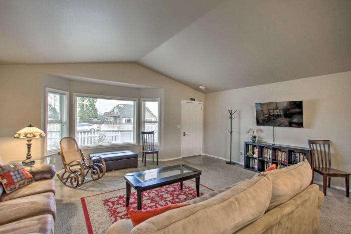Quiet Sequim Home - Walk to Dining and Festivals!