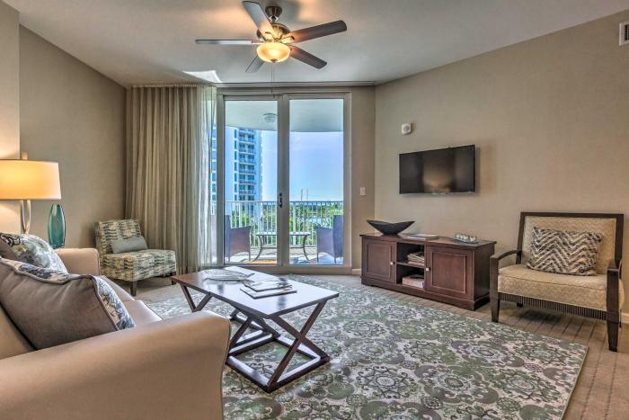 Destin Condo with Amenities and Pool Less Than half Mi to Beach