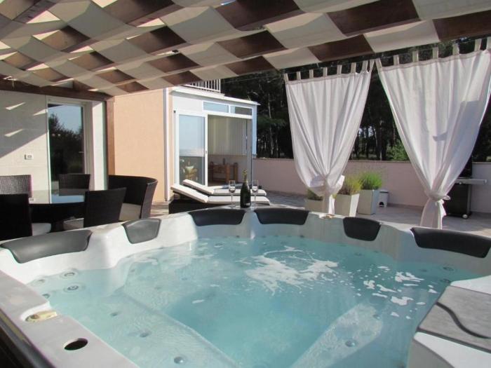 4 Star app Adriana with sea view and jacuzzi