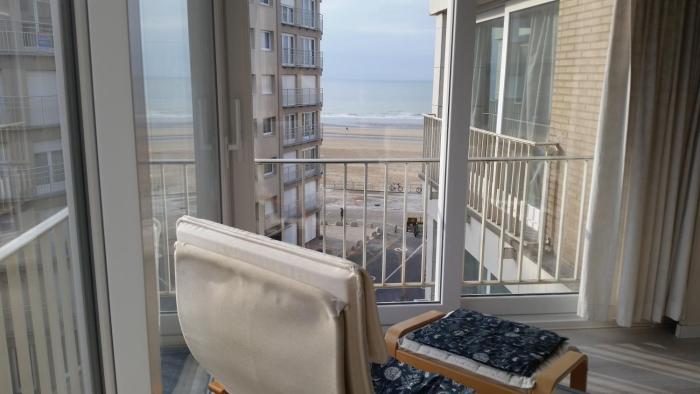 Zonnig en gezellig appartement met zijdelings zeezicht en zwembad in Koksijde
