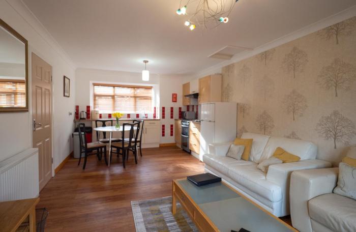 Surlingham Lodge Garden Cottage in RSPB village near Norwich