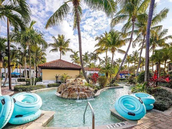 Naples Bay Resort Condo with Fabulous Amenities, near Beach & Downtown!