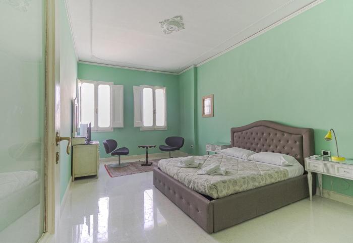 Spacious Three Bedroom Apartment On the Arno