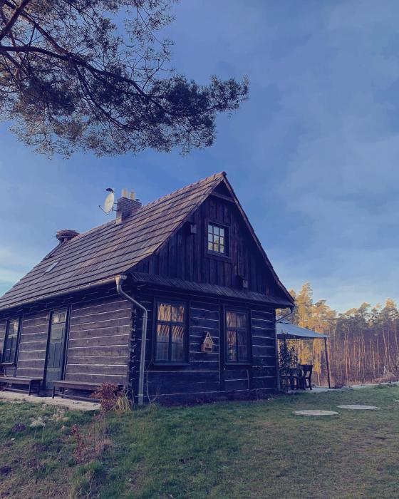 Drewniany domek na wzgórzu