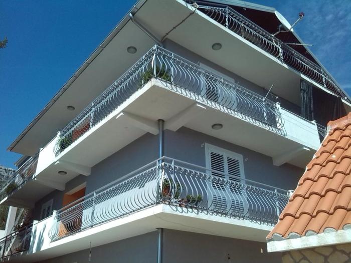 Apartment in Kaštel Sucurac with sea view balcony air conditioning WiFi 5851