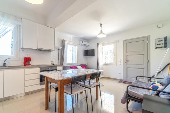 Bright & Cozy Home, 5 mins to Andros Town