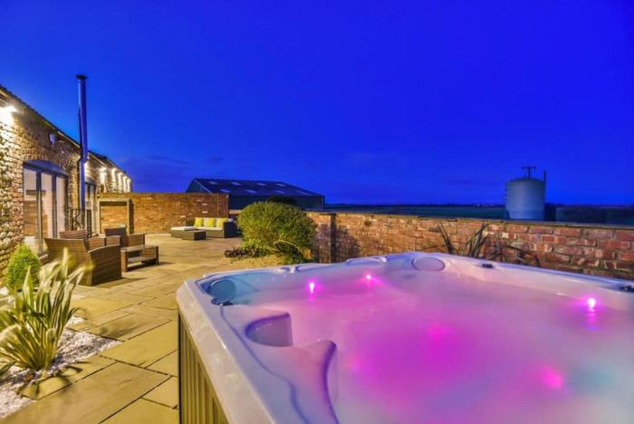 Lincoln 4-Beds Sleeps 13 Hot Tub & Pet Friendly