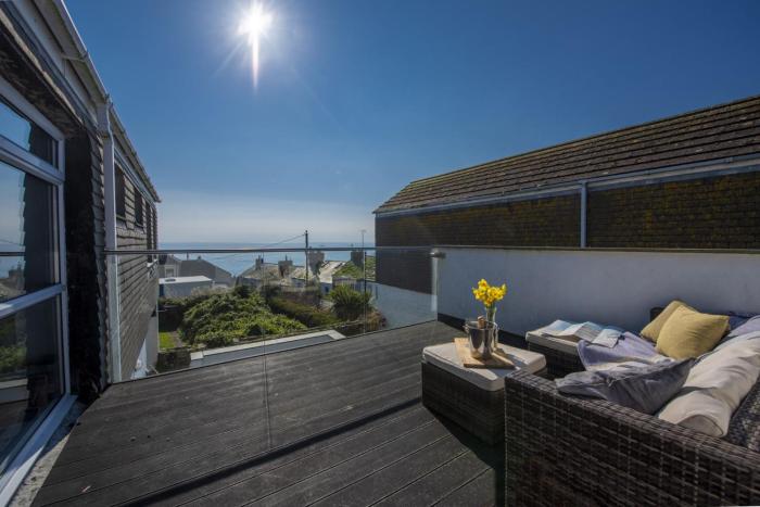 Mousehole View - Pet Friendly - Sea Views - Free Parking & WiFi