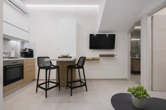 Peris 5 with Yard steps to Bus St & Old Town