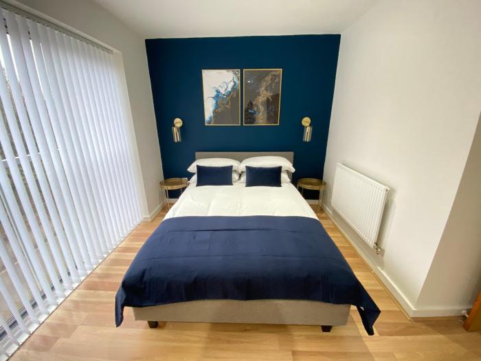 Large 5-Bed city centre townhouse with secure parking