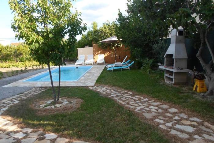 Apartment Ivana with pool and parking