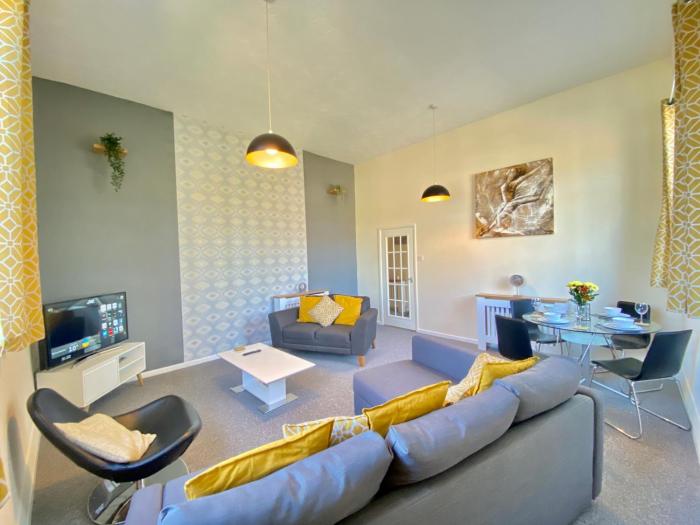 4 Single beds or 2 Doubles - FREE PARKING SPACES - SMART TVs - City Centre Spacious flat