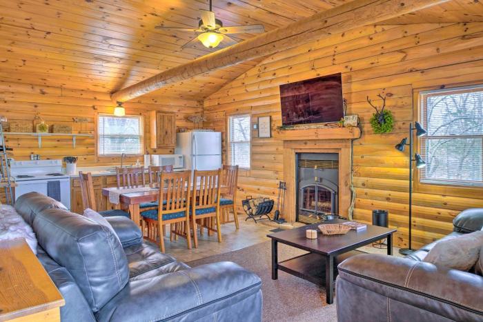 Cabin Retreat on Table Rock Lake w Fire Pit!
