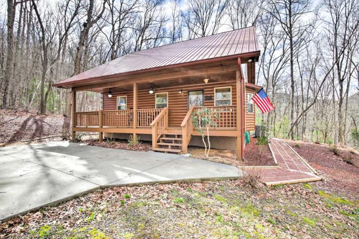 Cozy Hayesville Retreat w Deck & Mtn Views!