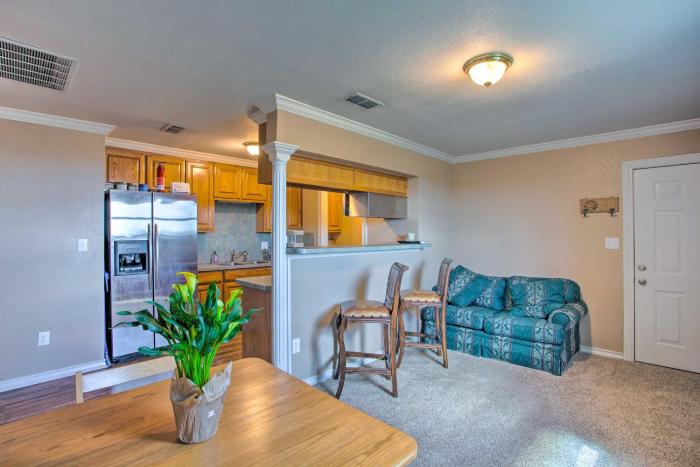 Remodeled Ranch Apt in Sanger: 12 Mi to Lake!