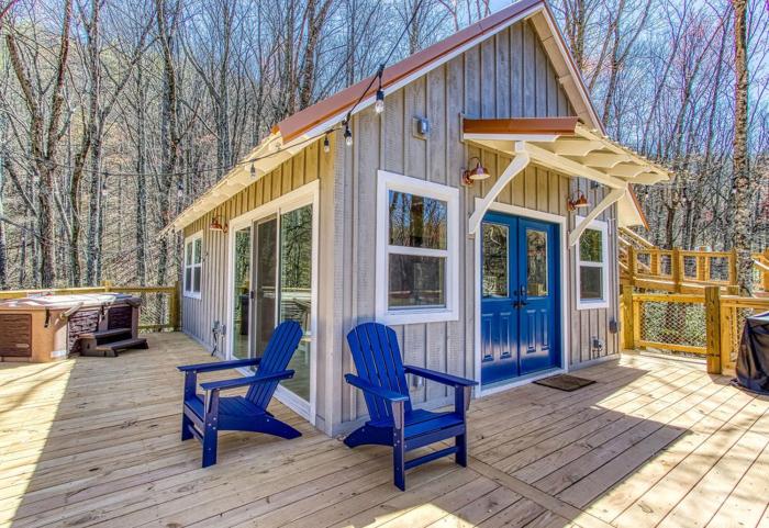 Chasing Fireflies Treehouse, Hot Tub, WIFI, As seen on Barnwood Builders!!!